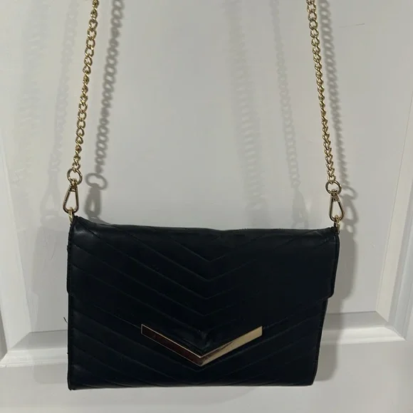 ⭐️SOLD⭐️
Steve Madden Black and Gold Crossbody - Picture 4 of 14
